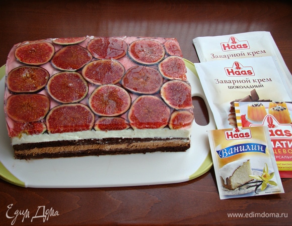 После того как торт хорошо застынет, нужно освободить его от импровизированных бортиков и нарезать на порционные кусочки.