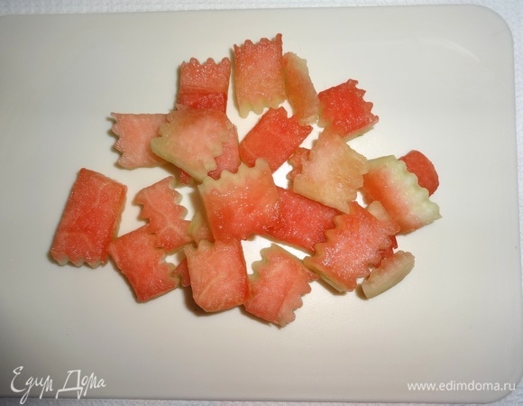 Подготовленные корочки нарезать произвольно — на кубики, прямоугольники, треугольники и т. д. Я нарезала фигурным ножом, и у меня получились кусочки с волнистыми краями.