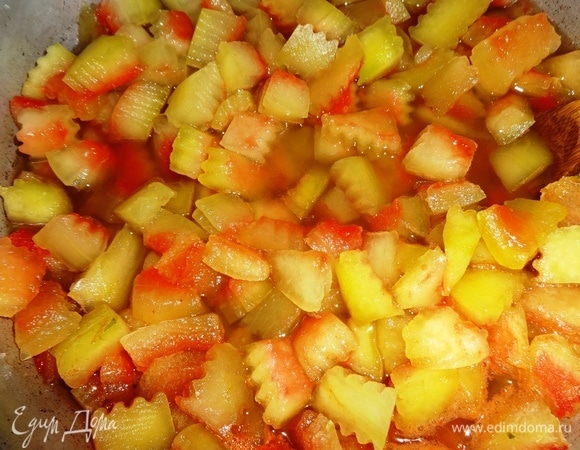 Поставить таз с корочками в сиропе на огонь, довести до кипения, снять пену, убавить огонь до среднего, поварить 10–15 минут и отставить до полного остывания.