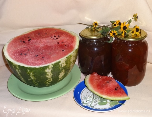 Разлить варенье в простерилизованные горячие банки и закатать. Укутать в теплое одеяло и подержать до полного остывания. Хранить в прохладном месте.