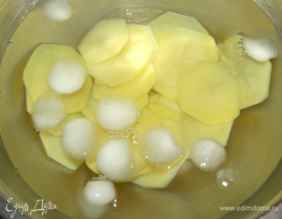 Картофель бланшируем в подсоленной кипящей воде 1 минуту. Сливаем горячую воду и отправляем овощ в ледяную. Достать картофель из воды, обсушить.