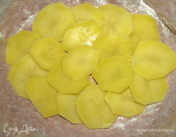 Сливочное масло растопить. На противень выкладываем пергамент, смазываем половиной сливочного масла. Вкладываем картофель в виде овала. Солим картофель щепоткой мелкой соли (или по вкусу) и смазываем оставшимся растопленным сливочным маслом. Отправляем картофель в заранее разогретую до 180ºС духовку на 10 минут.