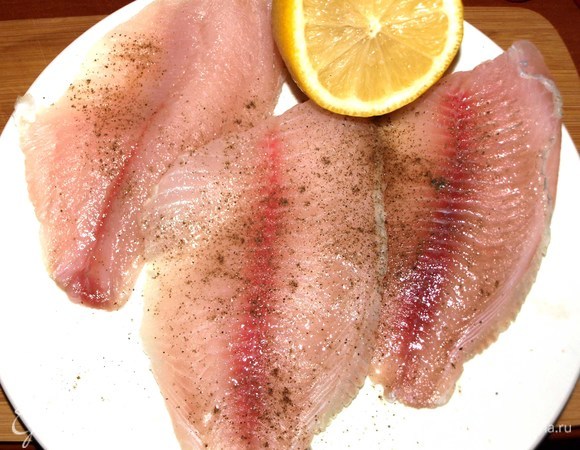 Подготовленное филе посолить, поперчить и полить лимонным соком.