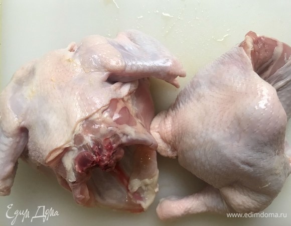 Разделать тушку. Голени и бедра можно пожарить, крылья и спинка пойдут на бульон.