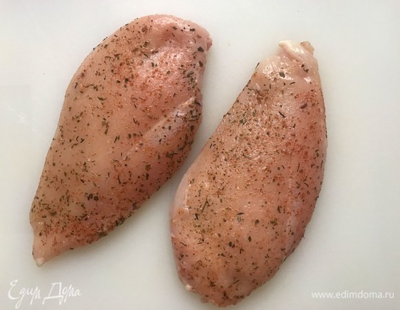 Можно использовать любую готовую приправу для птицы, а можно сделать ее самим. Я смешала соль, перец, паприку, сухой укроп и сухую петрушку. Натереть смесью куриное филе и оставить на 15 минут.