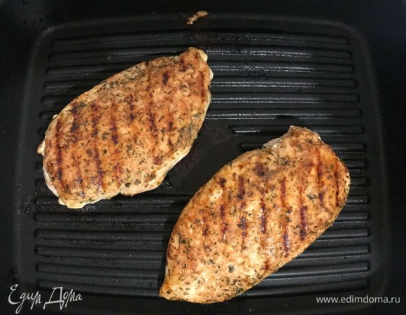 Разогреть сковороду-гриль. При помощи кисточки смазать оливковым маслом. Обжарить филе по 5 минут с каждой стороны.