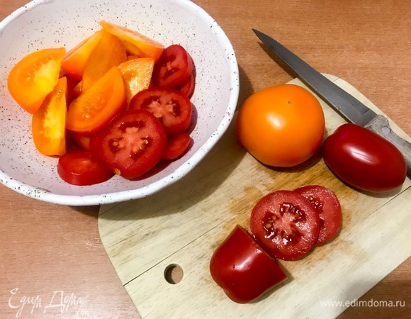 Желтые томаты нарезать дольками, красные томаты сливки нарезать колечками. Можно взять черри или любые томаты другого цвета.