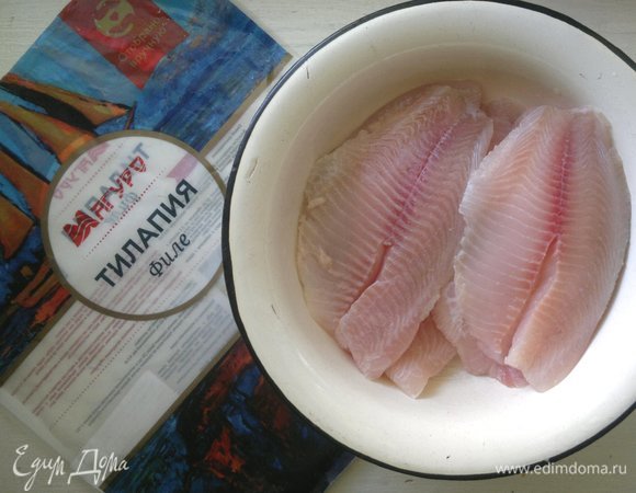 Филе тилапии ТМ «Магуро» разморозить в холодильнике в течение 6–7 часов. Рыбу промыть, обсушить бумажным полотенцем.