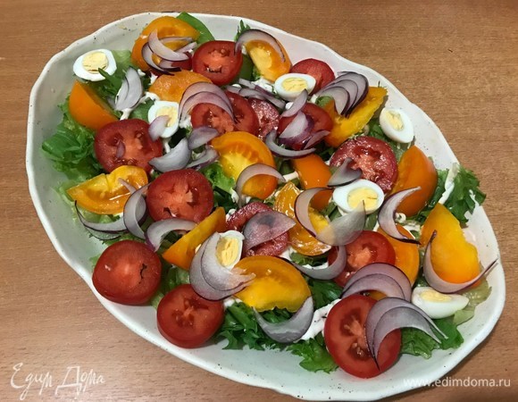 Сверху выложить томаты, яйца и нарезанный красный лук.