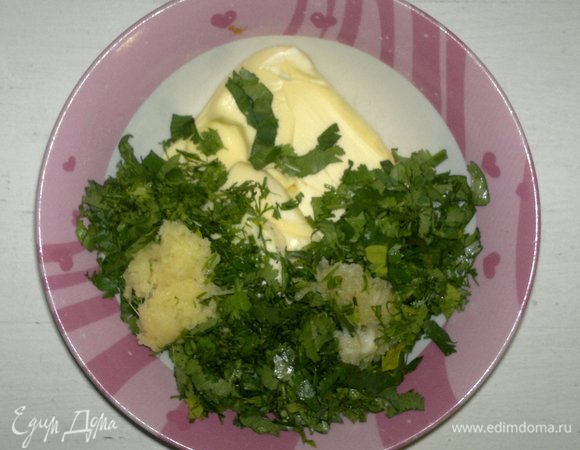 В мягкое сливочное масло добавить зелень, имбирь, чеснок.