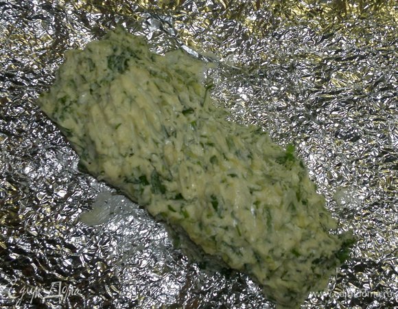 Пряное масло выложить на фольгу или бумагу, придать ему форму колбаски, завернуть. Положить в морозилку для охлаждения на 1 час.