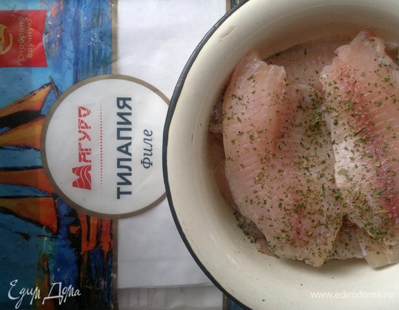 Филе тилапии посыпать приправой для рыбы, перцем, солью, дать постоять полчаса.