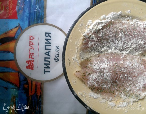 Кусочки филе обвалять в муке, лишнюю муку стряхнуть.