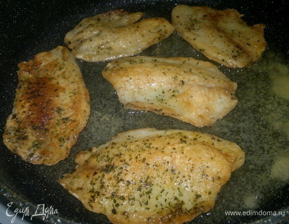 В сковороде разогреть растительное масло, обжарить рыбу в течение 2–3 минут с каждой стороны до золотистого цвета.