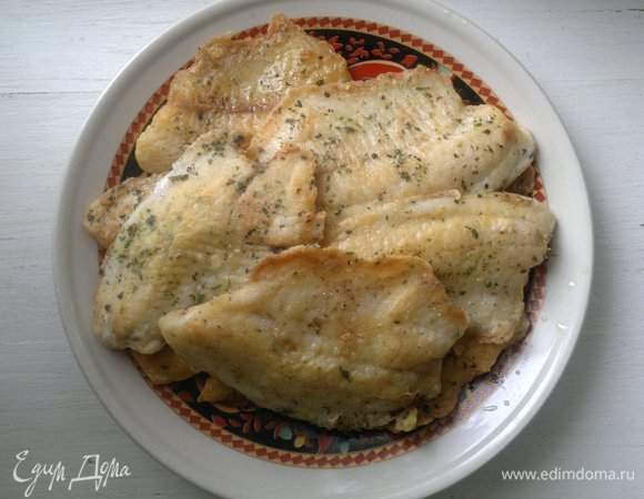 Обжаренную рыбу выложить на тарелку, до подачи сохранять в тепле.