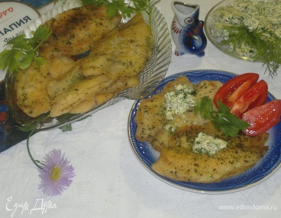 Разложить тилапию по порциям, на каждое филе выложить по кусочку масла. Угощайтесь! Приятного аппетита!