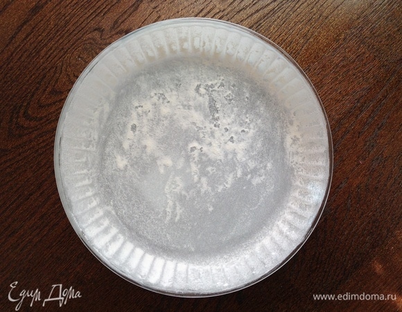 Духовку включить на 155°C. Французская рубашка: форму смазать маслом и сверху припудрить мукой.