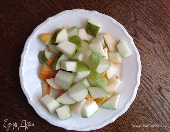 Довольно крупно нарезать груши и яблоко.