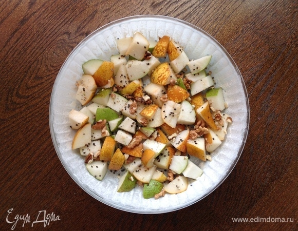 Выложить начинку в форму, посыпать кардамоном и орехами. Орехи подойдут любые. У меня — грецкие.