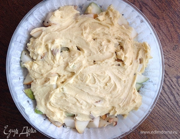 Выложить тесто. Поставить в духовку на 30–45 минут. Время выпекания зависит от возможностей вашей духовки.