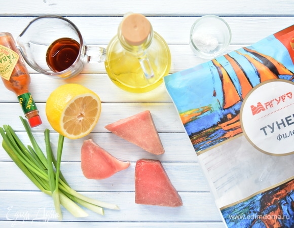 Для приготовления севиче необходимо подготовить следующие продукты: филе тунца ТМ «Магуро», зеленый лук, соевый соус, соль, лимон, оливковое масло, острый соус табаско.