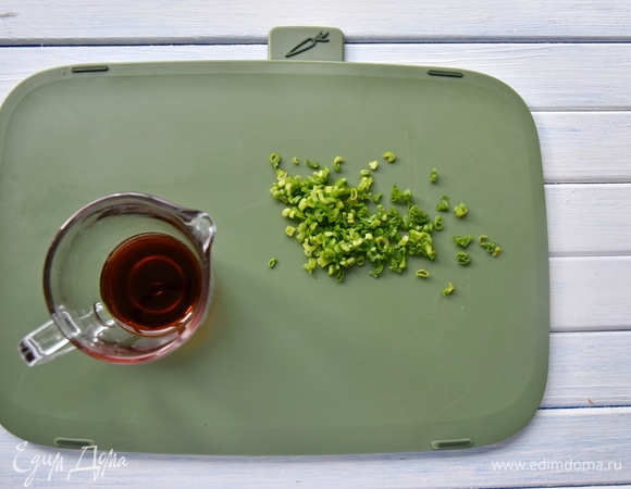 В соуснике соединить соевый соус и измельченный зеленый лук.