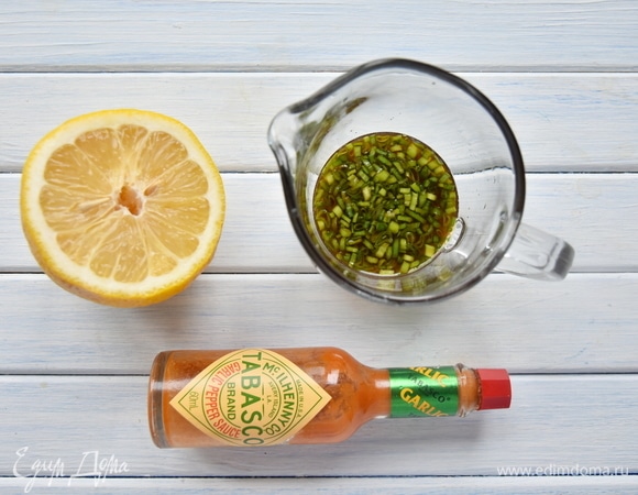 Добавить сок любого цитрусового плода по вкусу и несколько капель острого соуса табаско.