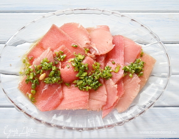 Залить подготовленный тунец соусом. Подавать к столу блюдо можно уже через 15 минут.