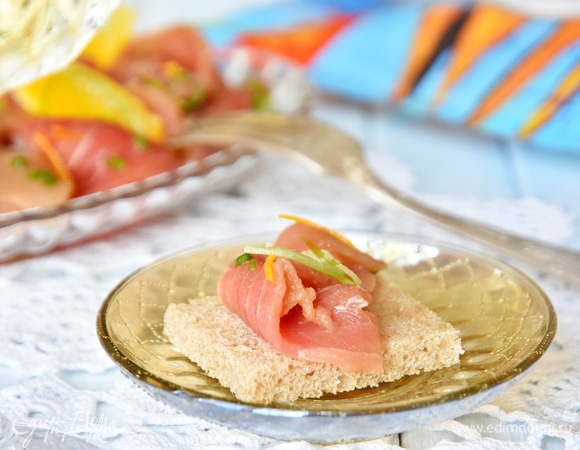 При подаче севиче можно украсить цедрой и дольками цитрусовых.