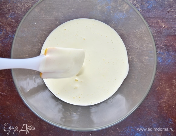 Яичные желтки отделить от белков и взбить с половиной нормы сахарного песка до побеления и увеличения массы в два раза.