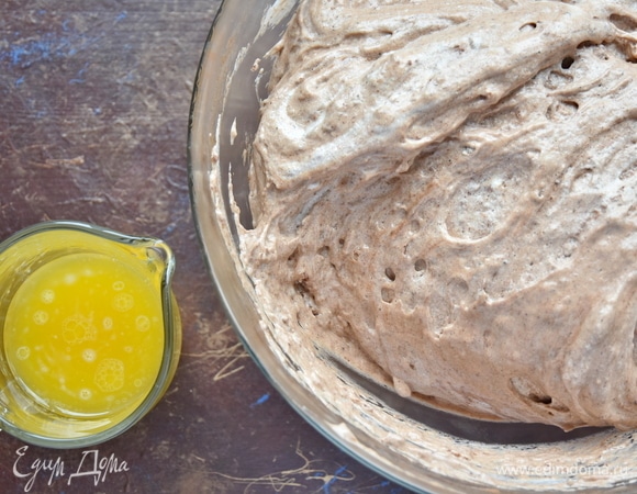 Движениями снизу-вверх вмешать муку. Сливочное масло растопить и остудить, затем по краю посуды ввести его в тесто, аккуратно вмешивая.