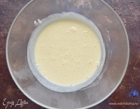 Яичные желтки размешать с водой, добавить сгущенное молоко и поставить миску на водяную баню. Непрерывно помешивайте смесь, пока она не загустеет. 