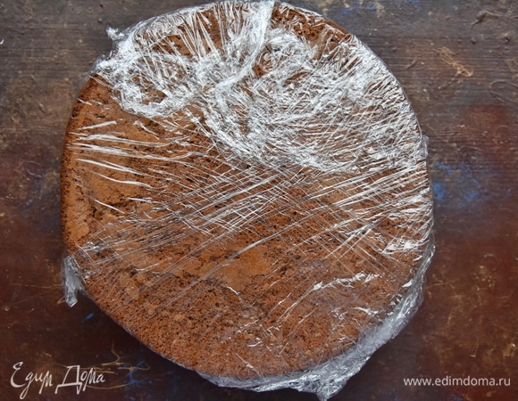 Остывший бисквит разрезать на несколько коржей.