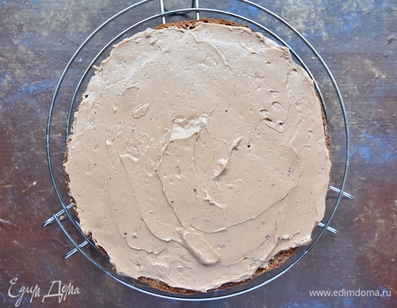 Каждый корж пропитать сиропом, сваренным из воды и сахара с добавлением коньяка. Собрать торт, промазывая каждый слой кремом.