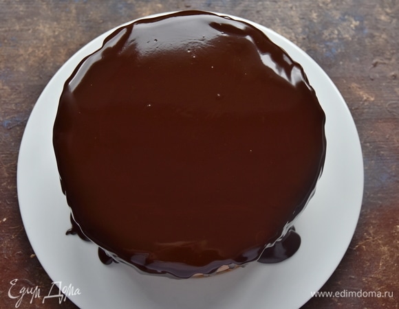 Верх торта залить глазурью из растопленного на водяной бане шоколада, смешанного со сливочным маслом. Украсить торт по желанию.
