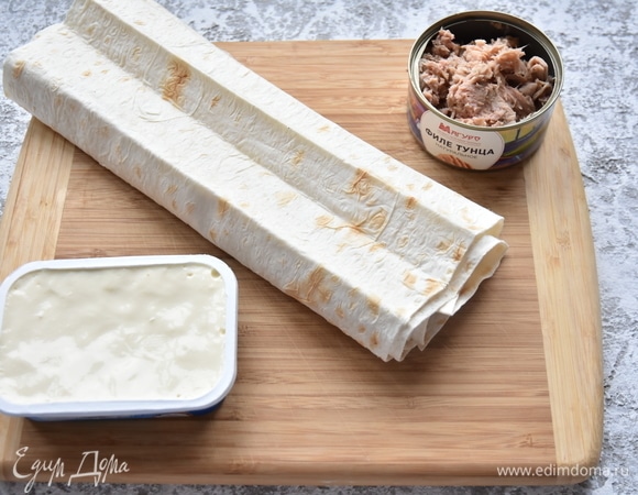 Подготовить необходимые продукты: консервированный тунец ТМ «Магуро», лаваш тонкий, плавленый сыр, молотый белый перец, растительное и сливочное масло для обжаривания рулетиков.