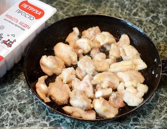 В сковороде разогрейте масло и обжарьте кусочки курицы до желаемой степени золотистости.