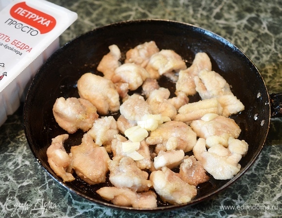 Добавьте нарезанный чеснок.