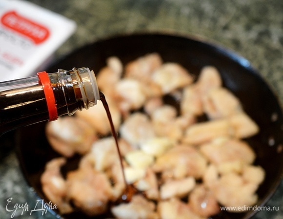 Влейте соевый соус.