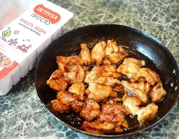 Влейте вино, уксус, добавьте перец и по желанию соль. Тушите на небольшом огне под крышкой около 15 минут.