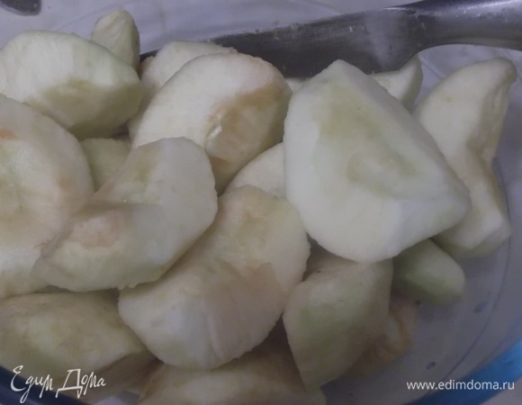 Яблоки вымыть. Очистить. Удалить сердцевину.