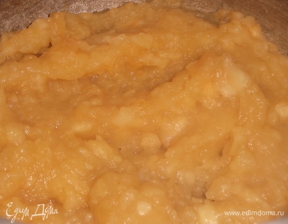 Порезать небольшими кусочками и под крышкой в толстостенной посуде тушить до образования пюре. Масса должна «фыркать», как при варке повидла.