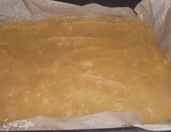 Готовое пюре выложить в форму или противень, застеленный пекарской бумагой. Разровнять в тонкий слой. Сушить в духовке от 2 до 3 часов с приоткрытой дверцей при 150°C. Ориентируйтесь по своей плите. Готовая масса должна отходить от бумаги. Нарежьте пастилу на сегменты.