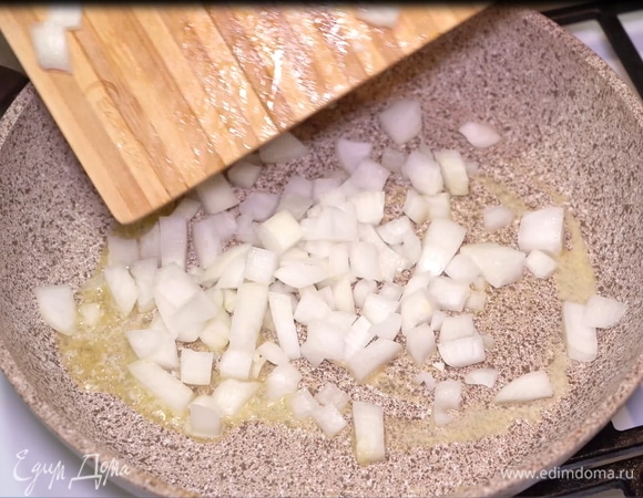 На сливочном масле обжариваем нарезанный лук до золотистого цвета.