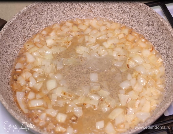 Добавляем куриный бульон и вино, тушим около 5 минут.