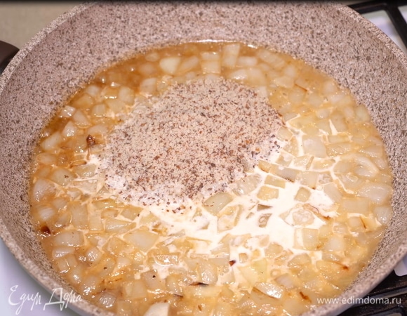 Наливаем сливки (10%), отправляем на сковороду молотый миндаль.