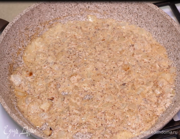 Солим по вкусу и готовим еще 2–3 минуты, затем выключаем огонь.