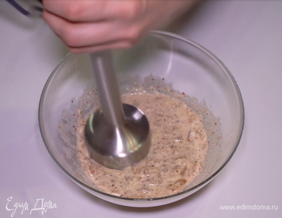 После остывания перекладываем все содержимое сковороды в отдельную емкость и пюрируем с помощью блендера.