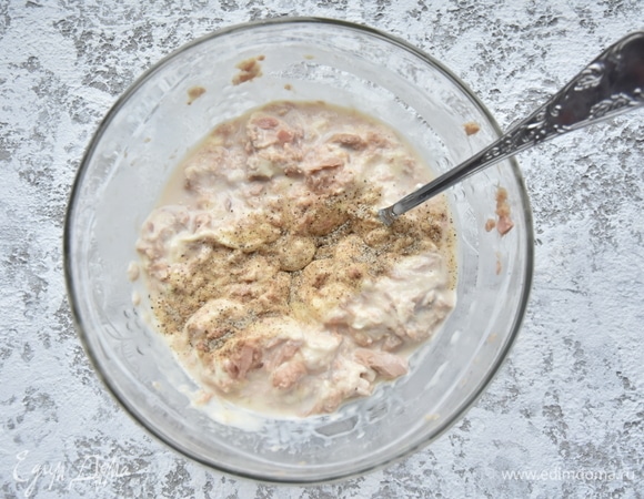 Тунца размять вилкой, соединить с плавленым сыром, добавить молотый белый перец и перемешать. Соль можно не добавлять, так как и тунец, и сыр содержат достаточное ее количество.