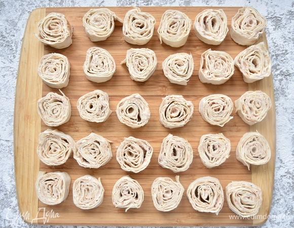 Оба рулета нарезать небольшими шайбочками (на один укус).